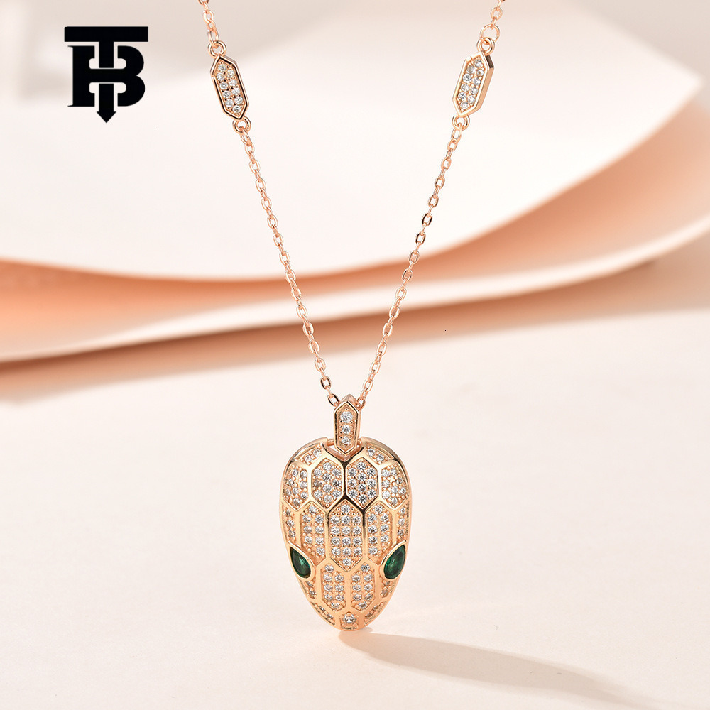 Free Shipping For New Designer Accessories Snake Head Necklace Unisex Light Luxury Personality Star Pendant Sweater Chain High Version