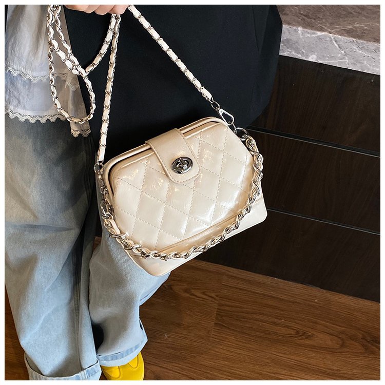 Ms. QiMeiGui's embroidered diamond-patterned small gold ball chain shoulder bag with a slanted crossbody strap and fashionable Korean-style flap 