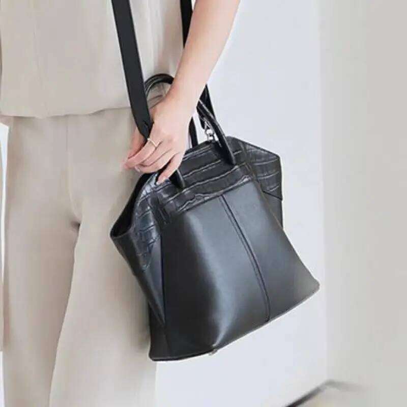 Autumn/Winter 2025 New Premium Wing Handbag For Women High Quality Soft Leather Stylish Simple Leisure Commuter Tote Bag Trendy