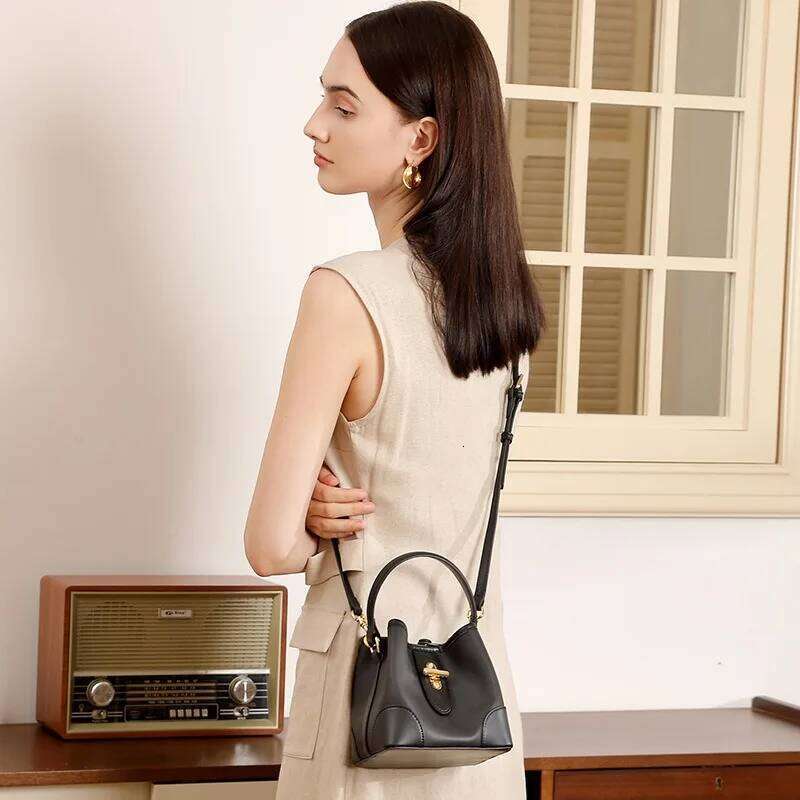 2025 New Super Popular Crossbody Genuine Leather Women's Bag, Light , Niche High-End Feeling, Capsule Bucket Bag