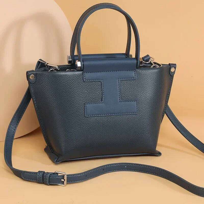 New Fashion Women's Simple Niche Tote Commuting Large-Capacity Shoulder Bags, Casual Korean,Version Purse