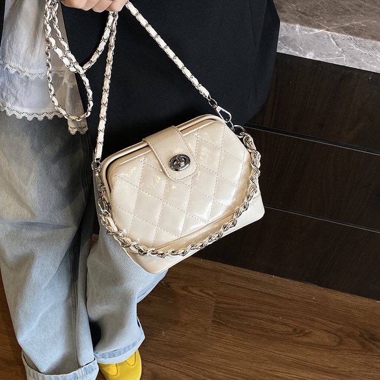 Ms. QiMeiGui's embroidered diamond-patterned small gold ball chain shoulder bag with a slanted crossbody strap and fashionable Korean-style flap 
