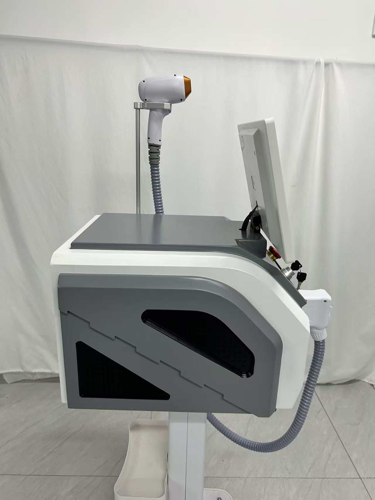 Portable Diode Laser Hair Removal Machine Triple Wavelength 755 808 1064nm Permanent Painless Hair Removal For Home Use Beauty Tool