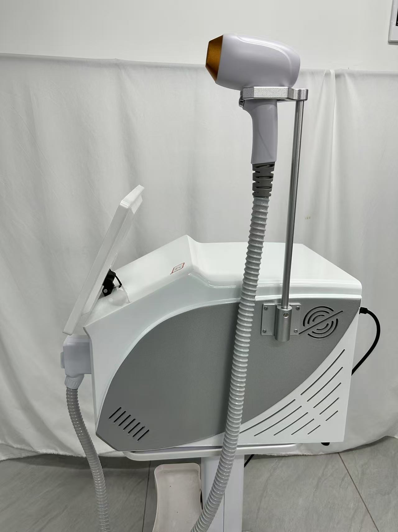Diode Laser Hair Removal Machine 755 808 1064nm Triple Wavelength Painless Permanent Hair Removal Device For Beauty Salon Spa Equipment