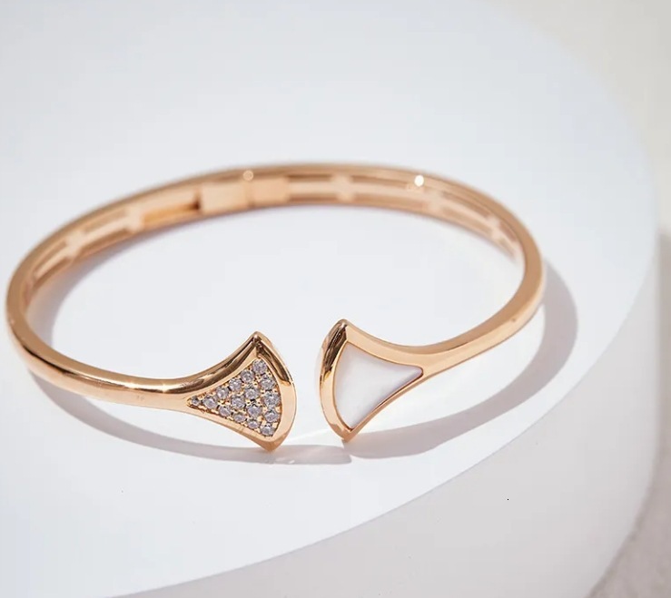 Luxury Brand Designer Jewelry High-Value Natural White Mother-Of-Pearl Malachite Fan-Shaped Bracelet Light Luxury Elegant Fan Bracelet Fashionable OL 