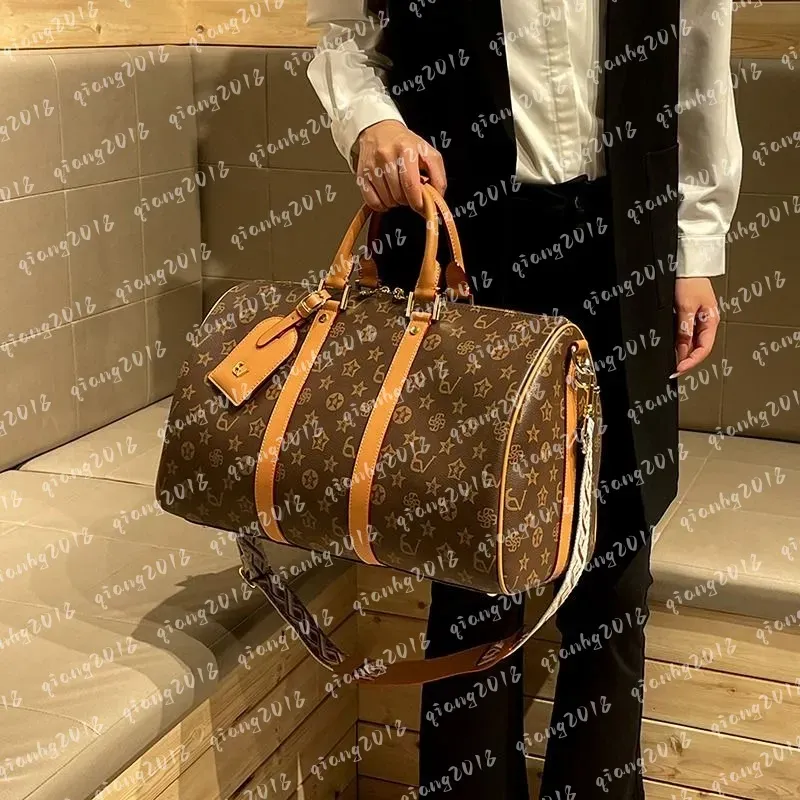 Top Quality New Men Duffle Bag Women Travel Bags Hand Luggage Travel Bags Designer Men Pu Leather Handbags Large CrossBody Bags Totes Purse Crossbody Bag 55cm