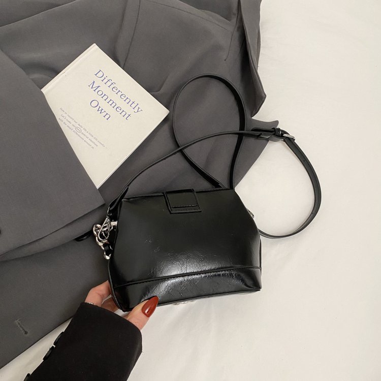 Ms. QiMeiGui's chain small golden ball oil-wax leather small bag, fashionable box bag, single shoulder crossbody bag