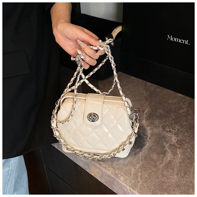 Ms. QiMeiGui's embroidered diamond-patterned small gold ball chain shoulder bag with a slanted crossbody strap and fashionable Korean-style flap 