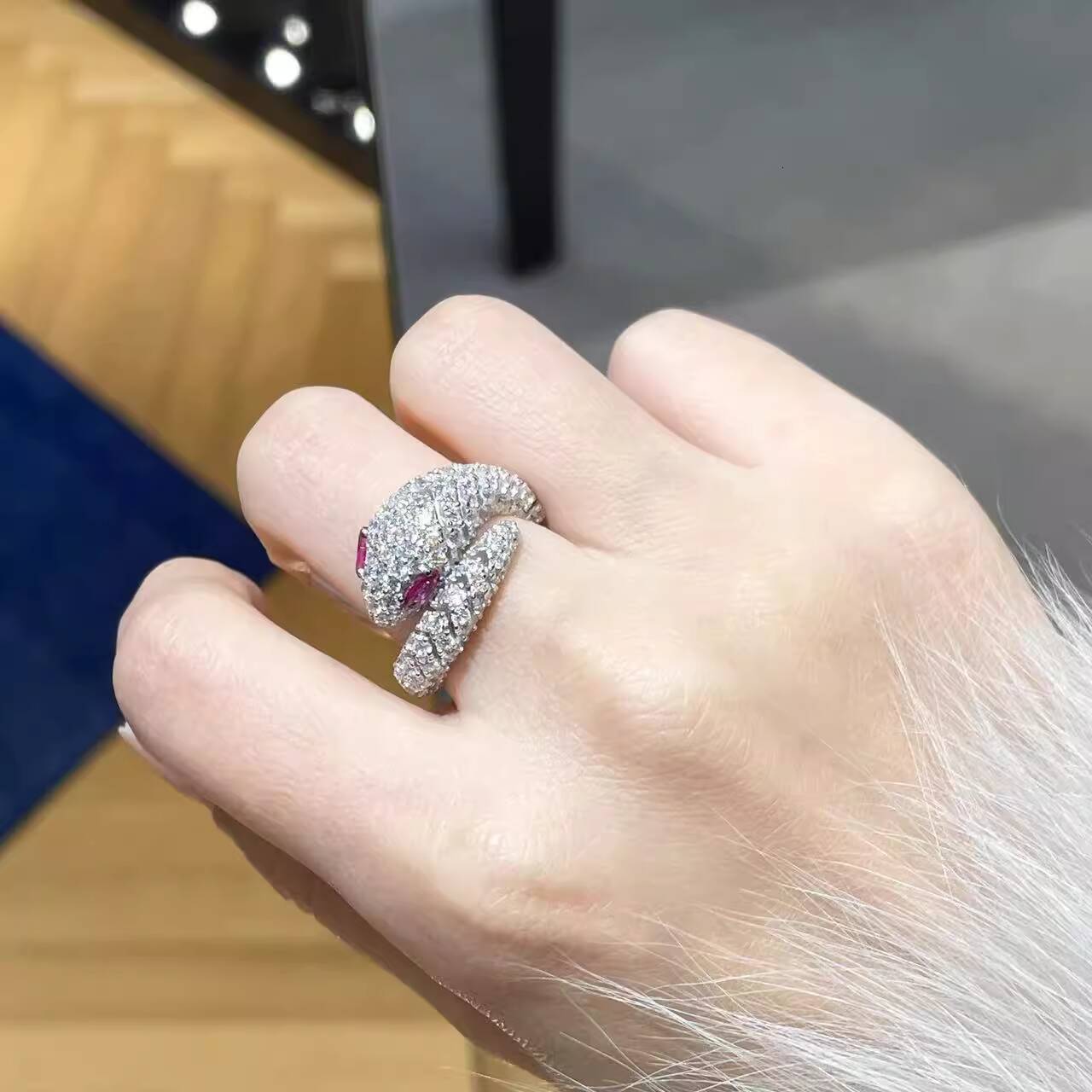 Designer Jewelry European And American S925 Sterling Silver Full Diamond Green Eye Pink Snake Shape High-End Index Finger Ring