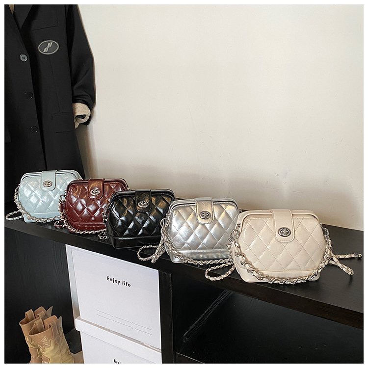 Ms. QiMeiGui's embroidered diamond-patterned small gold ball chain shoulder bag with a slanted crossbody strap and fashionable Korean-style flap 