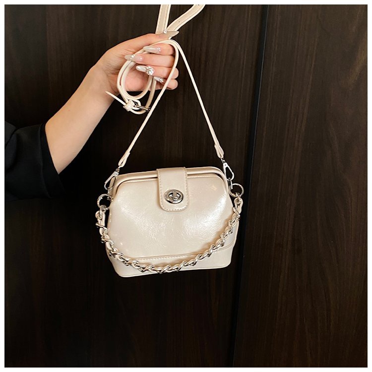 Ms. QiMeiGui's chain small golden ball oil-wax leather small bag, fashionable box bag, single shoulder crossbody bag