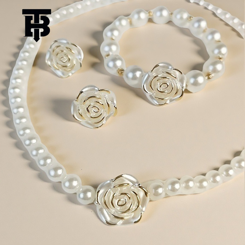 Free Shipping For New Designer Accessories Cross-border New Retro Palace Camellia Pearl Necklace Fashion Light Luxury Niche Elegant Socialite Style Br