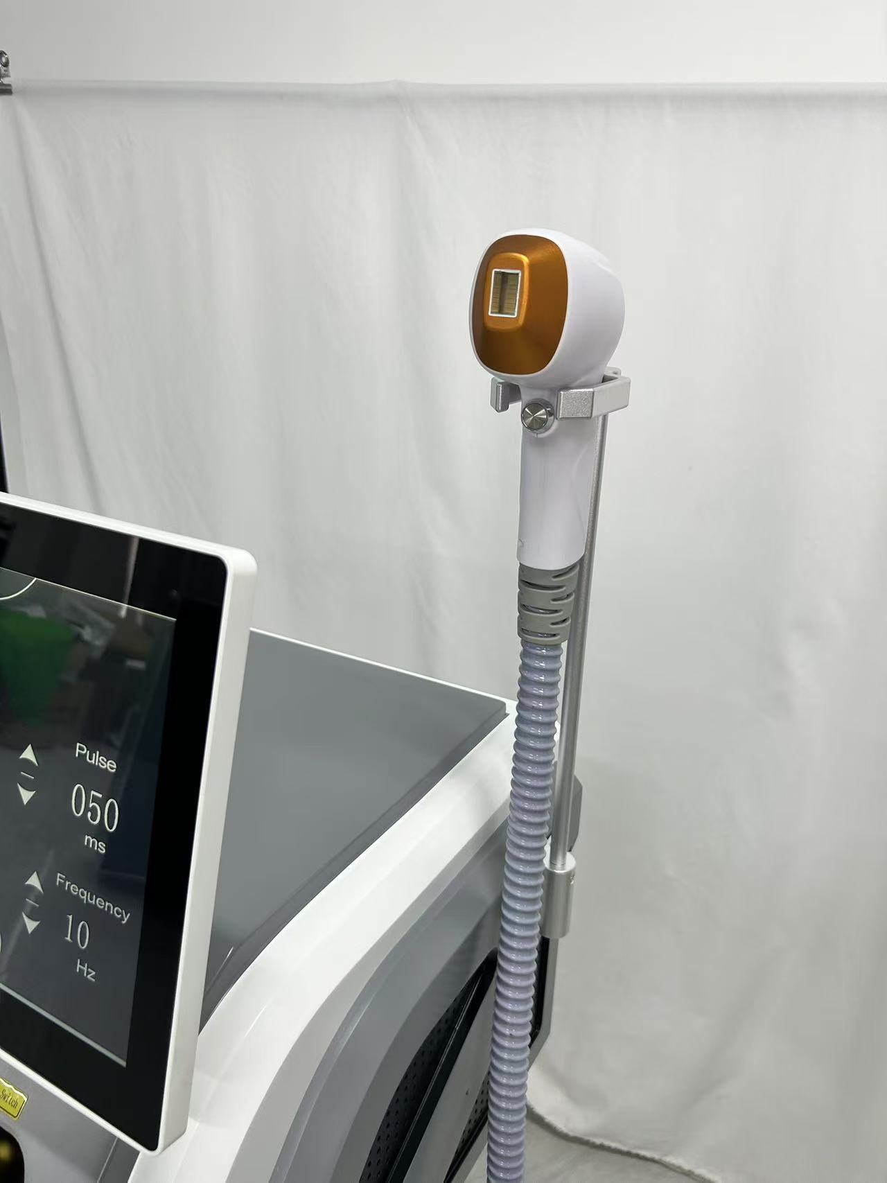 Diode Laser Hair Removal Machine 755 808 1064nm Triple Wavelength Painless Permanent Hair Removal Device For Beauty Salon Spa Equipment