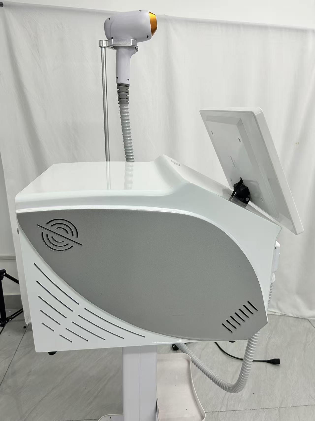 Diode Laser Hair Removal Machine 755 808 1064nm Triple Wavelength Painless Permanent Hair Removal Device For Beauty Salon Spa Equipment