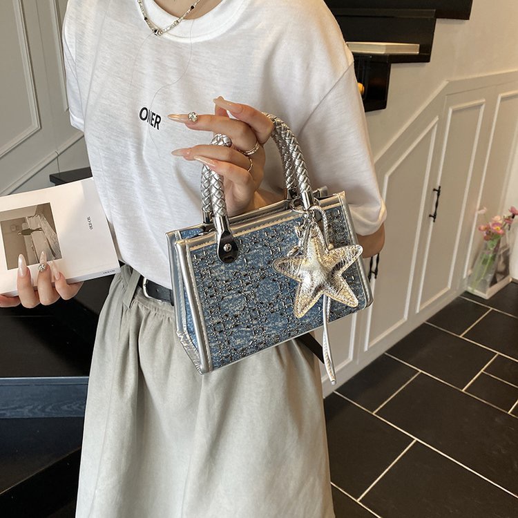 QiMeiGui Ladies' new trendy and fashionable multi-purpose stylish crossbody handbag with a chic design