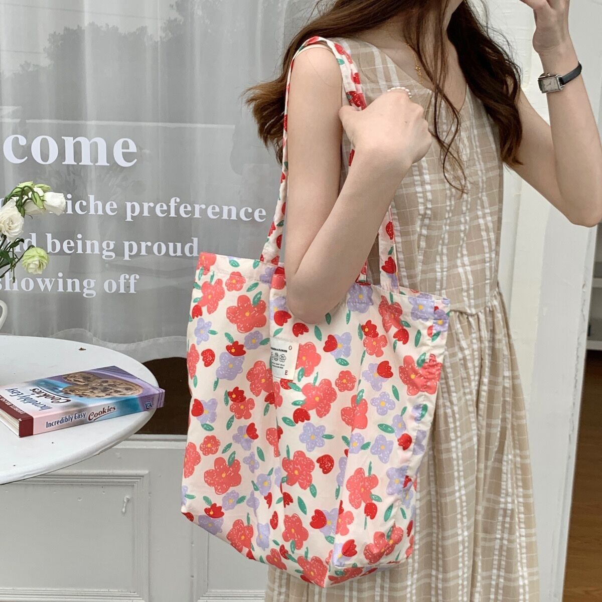 2025 autumn new floral tote bag with rose print, simple and niche bag design, canvas bag, vacation beach bag, Japanese art designer shoulder bag