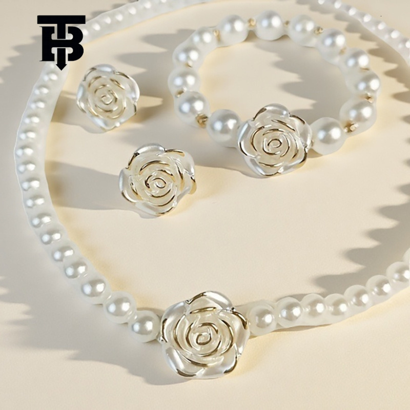 Free Shipping For New Designer Accessories Cross-border New Retro Palace Camellia Pearl Necklace Fashion Light Luxury Niche Elegant Socialite Style Br