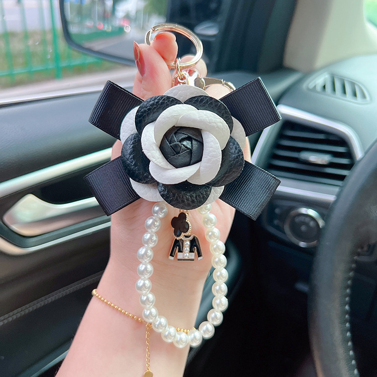 Luxuryer Camellia Bag Charm Lace BagCharms Key Designer Car Key Chain Fox Fur Pom Pom Keyring Pearl Chain Bag Diamond Key Ring