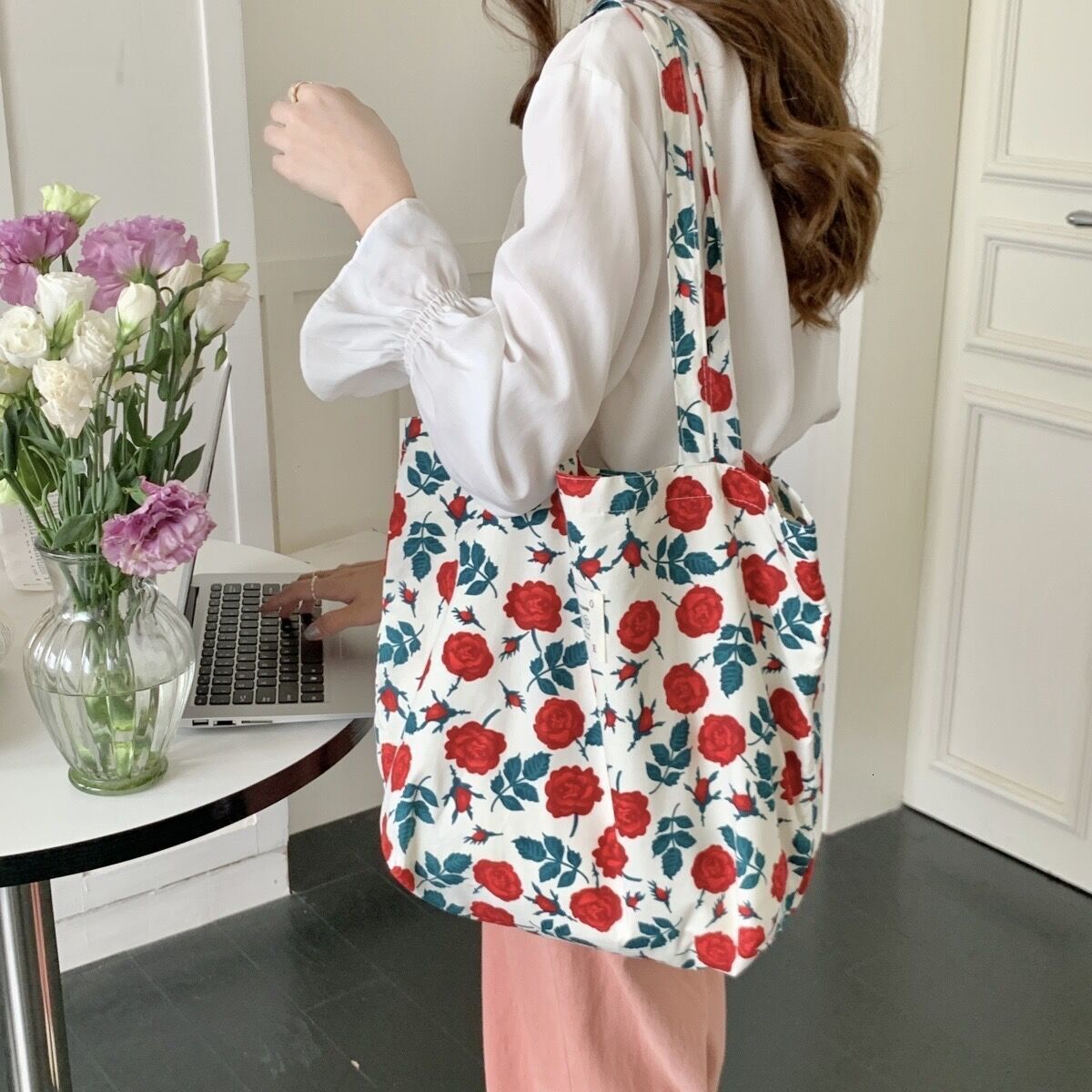 2025 autumn new floral tote bag with rose print, simple and niche bag design, canvas bag, vacation beach bag, Japanese art designer shoulder bag