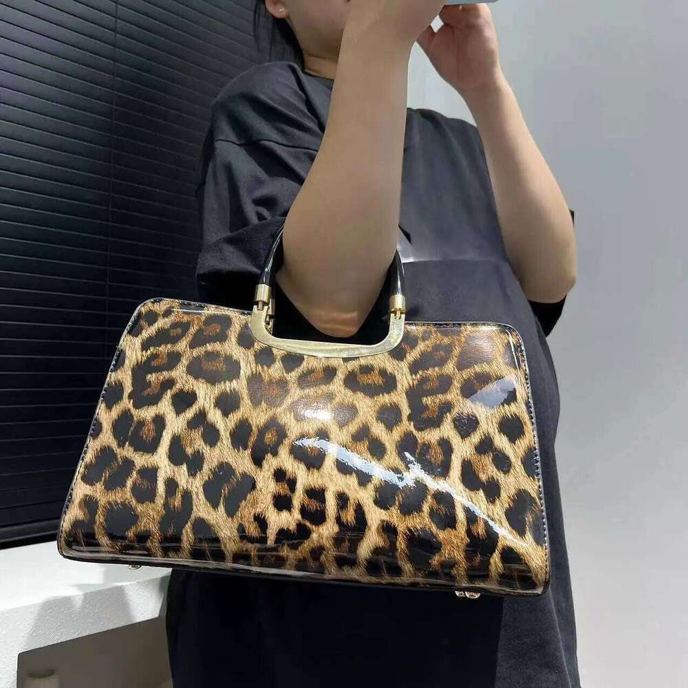 Fashionable And Elegant Leopard Print Glossy Handbag, Personalized Retro PU Diagonal Cross Bag