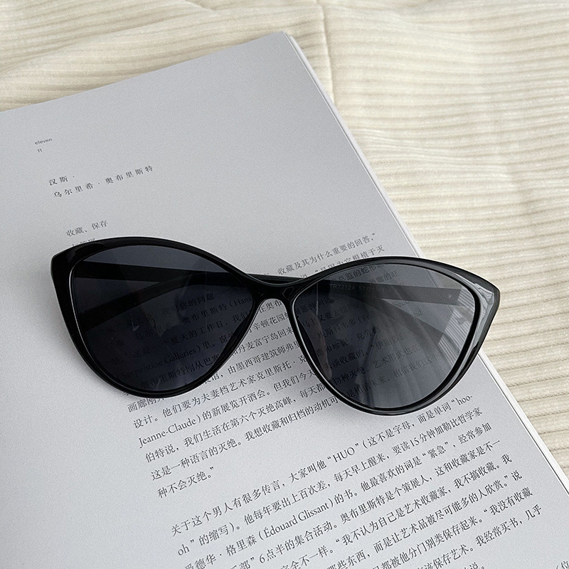 New Arrival Stylish and Versatile Korean Inspired Ultra Light Cat Eye Sunglasses for Trendy and Slim Looking Ladies