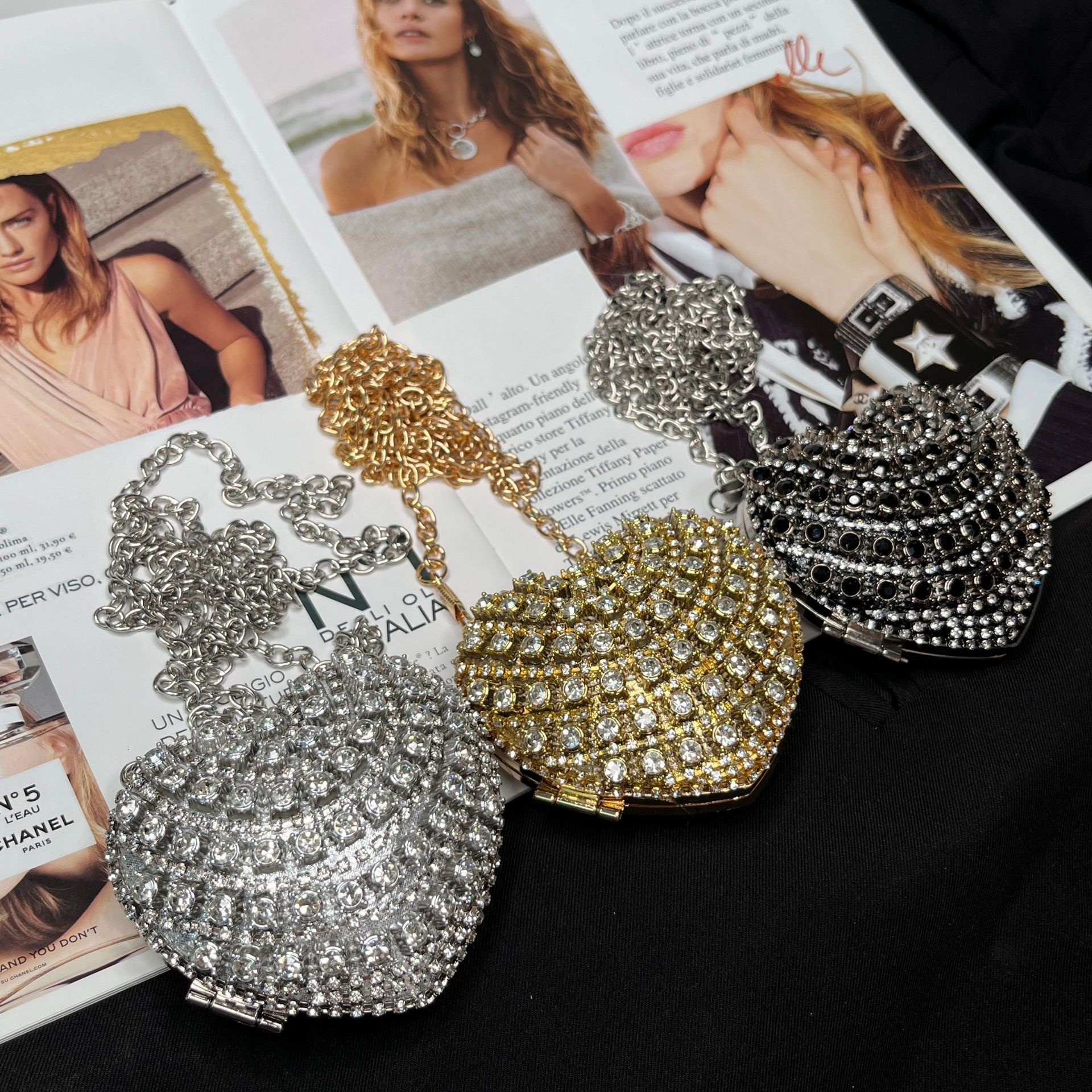 2025 autumn new fashion light luxury crossbody bag atmospheric European and American retro trend lipstick bag heart-shaped crossbody bag designer shou