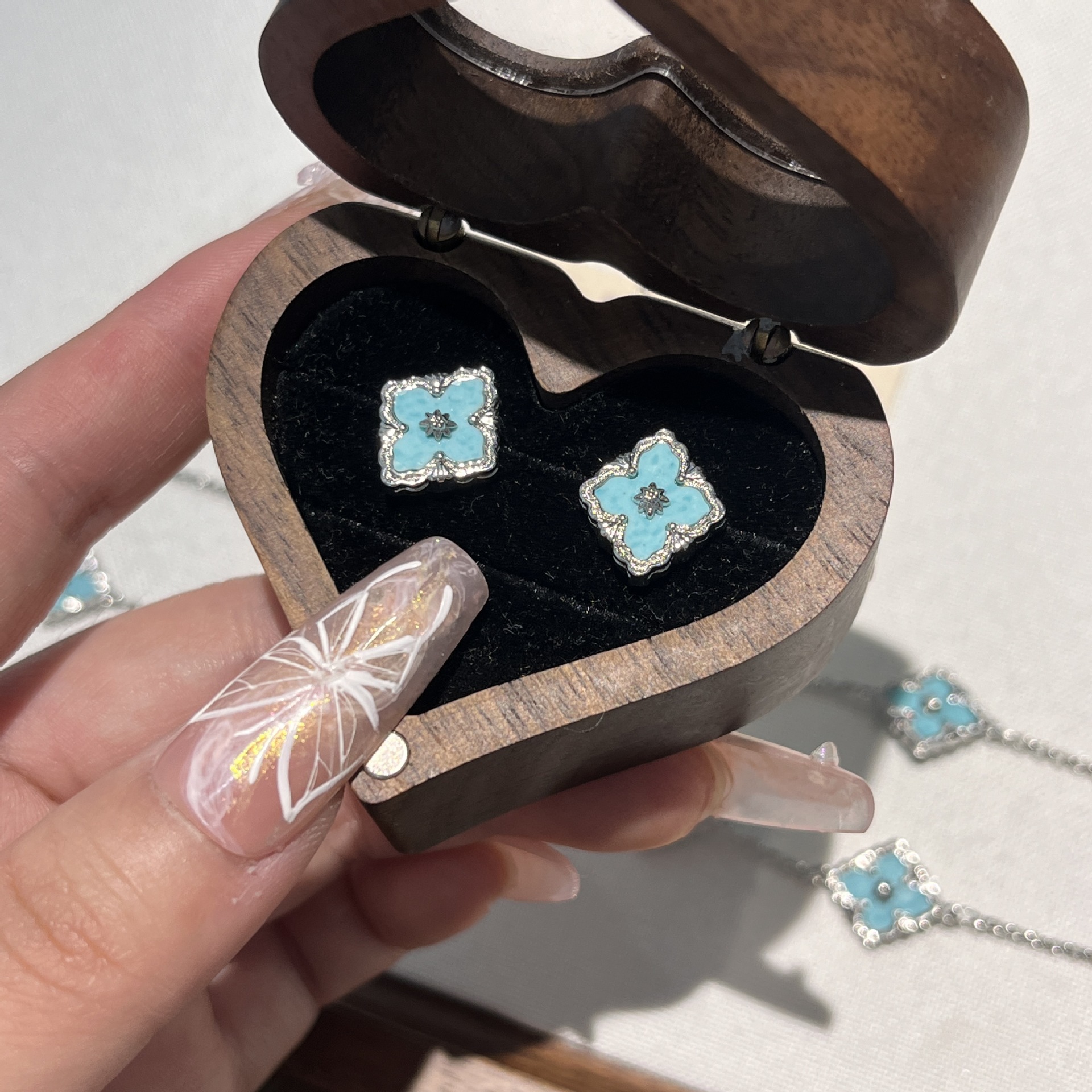 Brushed Fabric Small Tianhe Color Mini Window Flower Four-Leaf Clover Necklace Palace Style Jewelry