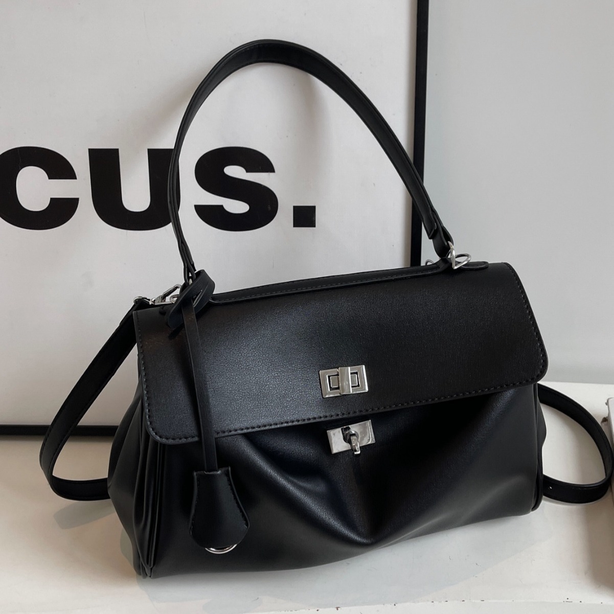 Free delivery designer bags Large capacity tote bag women retro armpit bag commuting handbag shoulder bag Practical