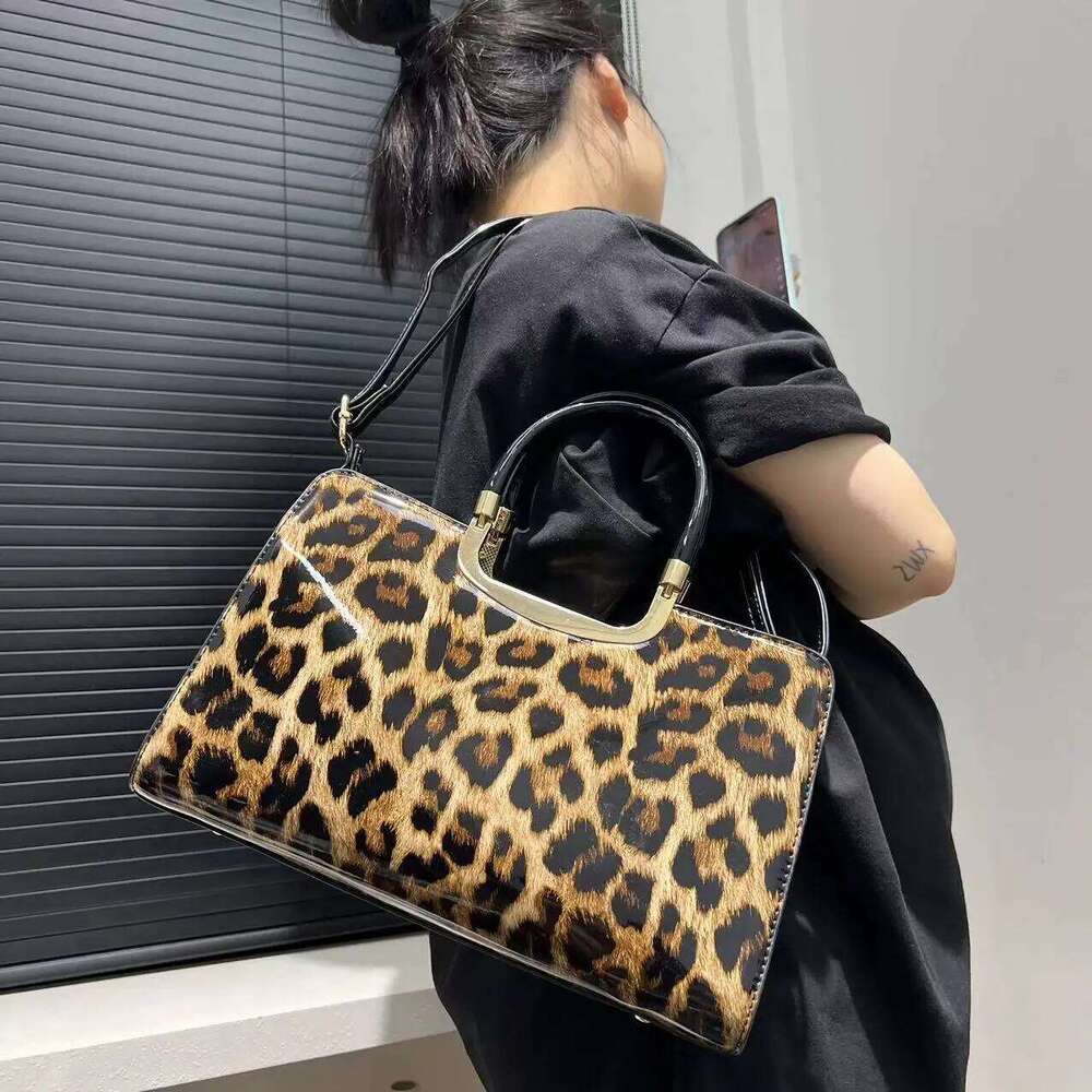 Fashionable And Elegant Leopard Print Glossy Handbag, Personalized Retro PU Diagonal Cross Bag