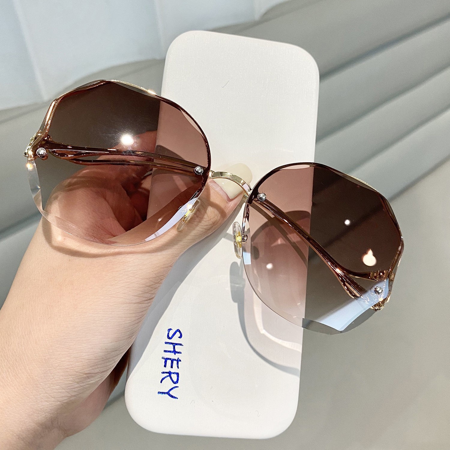 New Arrival Stylish Ocean Tinted Gradient Sunglasses for Women Trendy European American Style Rimless Cut edge UV Protection Street style Eye wear