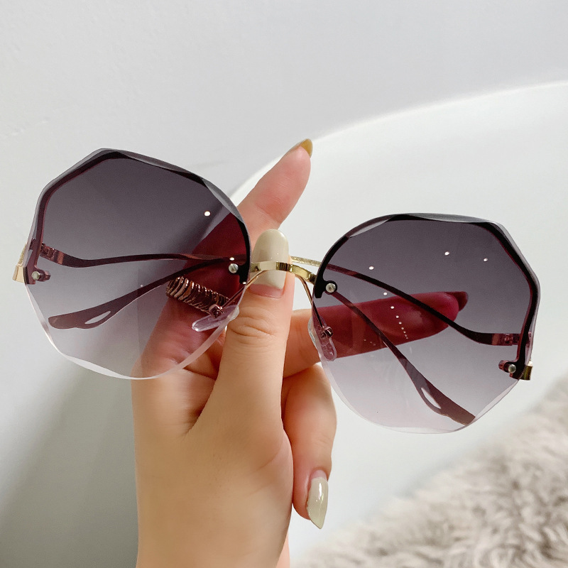 New Arrival Stylish Ocean Tinted Gradient Sunglasses for Women Trendy European American Style Rimless Cut edge UV Protection Street style Eye wear