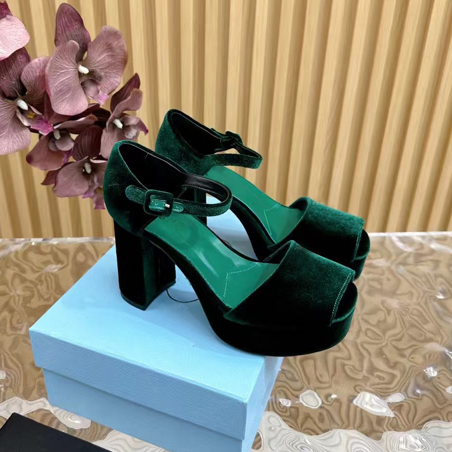 Elegant Luxury Designer Sandals Velvet Fashionable Platform Heel Wedding Shoes Women Casual Ankle with Metal Buckle Decoration Dress Shoe