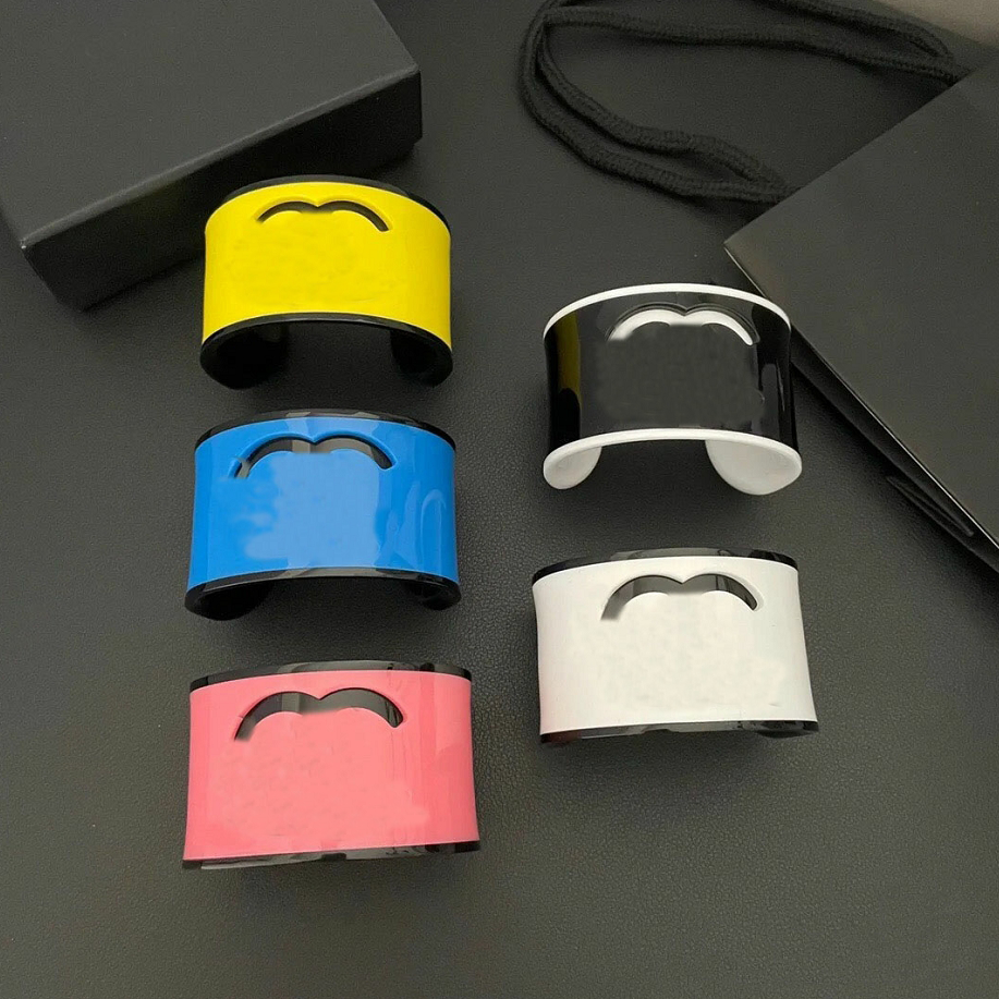 Luxury Designer Letter Bracelets Jelly Candy Color Acrylic Open Women Fashion Bangle Bracelet Black White Pink Blue Yellow Jewelry for Gift Party 5 Colors
