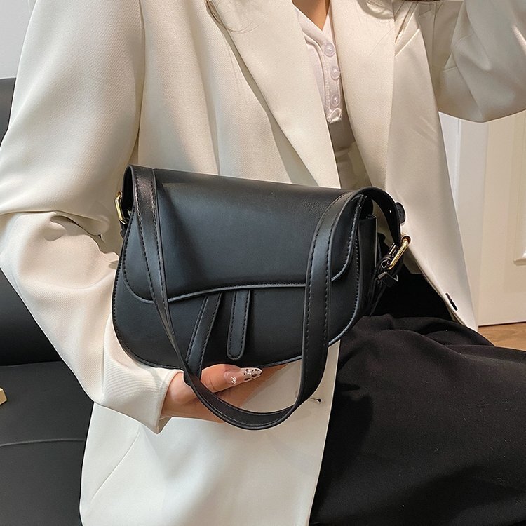 2025 autumn new niche bag simple design women's bag popular fashion crossbody bag elegant armpit saddle bag designer shoulder bag