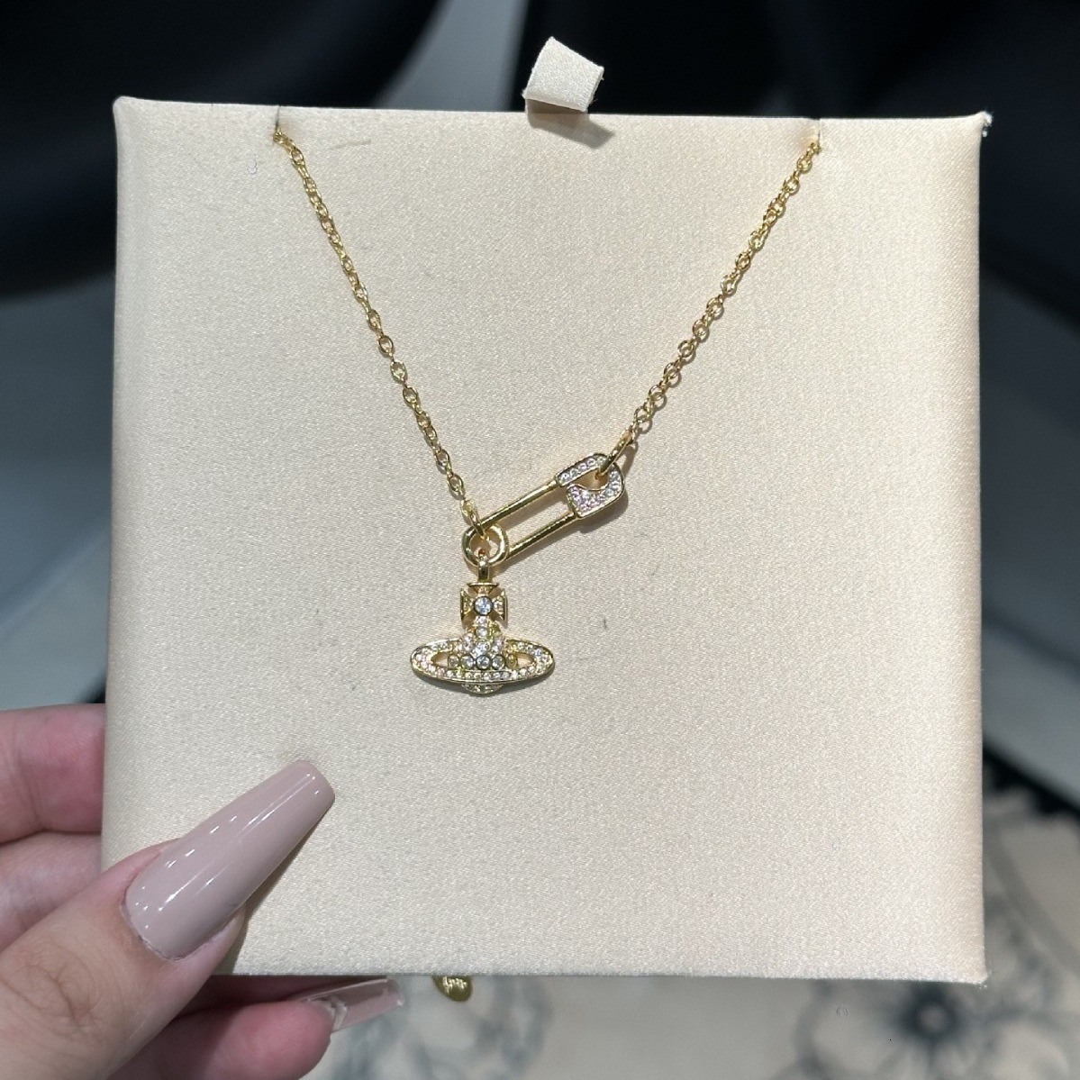 Luxury Brand Designer Jewelry European And American Fashion Micro Inlaid Full Diamond Saturn P Titanium Steel Necklace For Women Niche Style Design Se