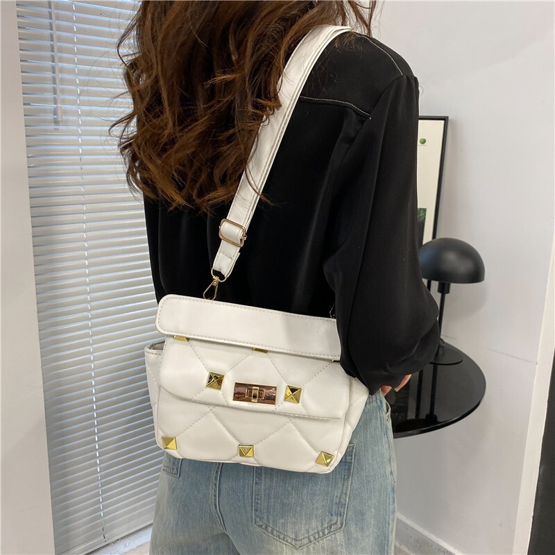2024 Women's Bag With Rivet Lock Fashionable Soft Surface Embroidered Quilted Single Shoulder Crossbody Bag Luxury Bag Designer Free Shipping Ver