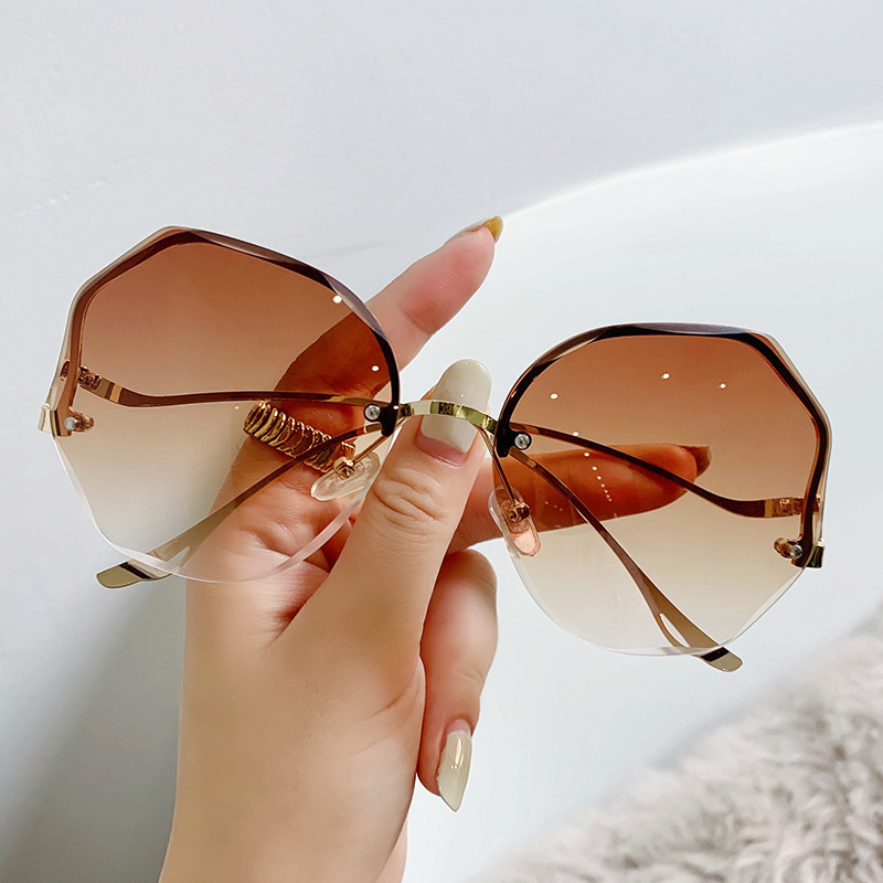 New Arrival Stylish Ocean Tinted Gradient Sunglasses for Women Trendy European American Style Rimless Cut edge UV Protection Street style Eye wear