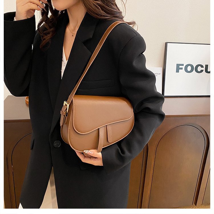 2025 autumn new niche bag simple design women's bag popular fashion crossbody bag elegant armpit saddle bag designer shoulder bag