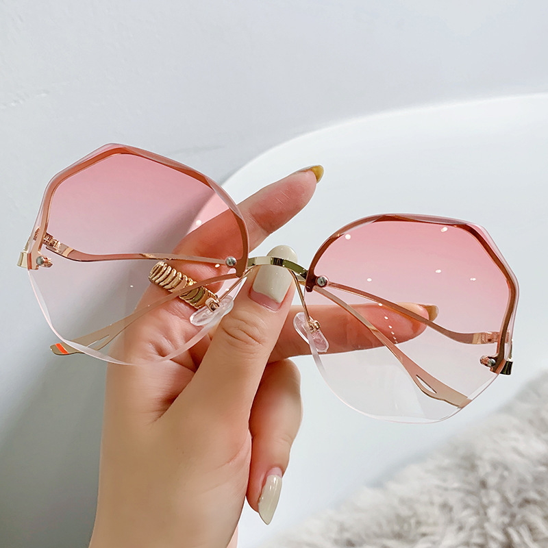 New Arrival Stylish Ocean Tinted Gradient Sunglasses for Women Trendy European American Style Rimless Cut edge UV Protection Street style Eye wear