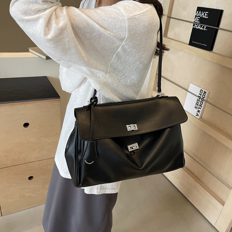 Free delivery designer bags Large capacity tote bag women retro armpit bag commuting handbag shoulder bag Practical