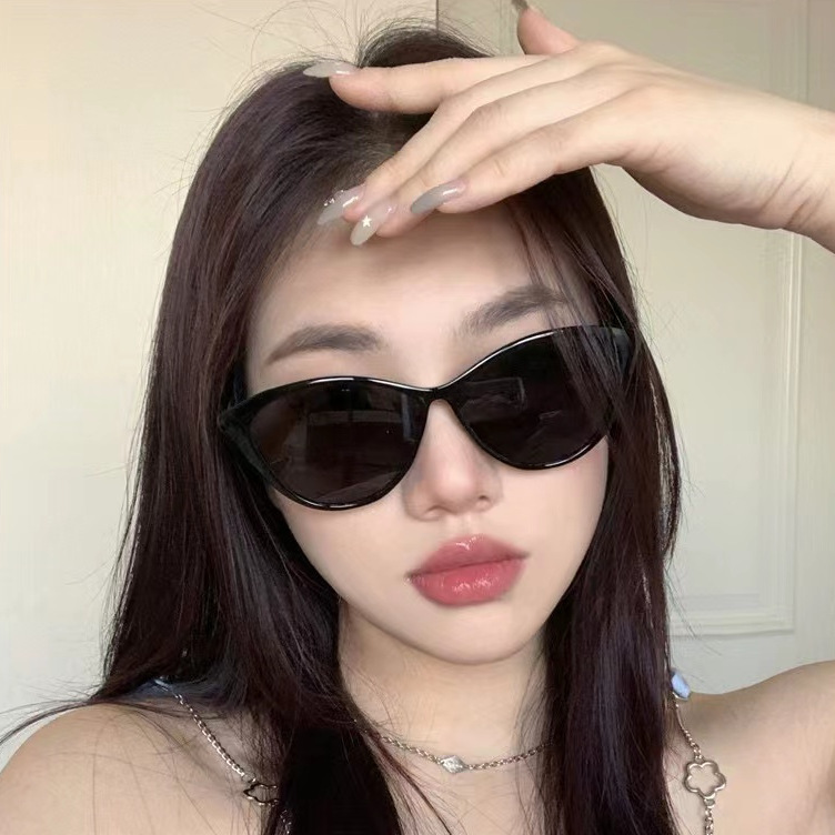 New Arrival Stylish and Versatile Korean Inspired Ultra Light Cat Eye Sunglasses for Trendy and Slim Looking Ladies