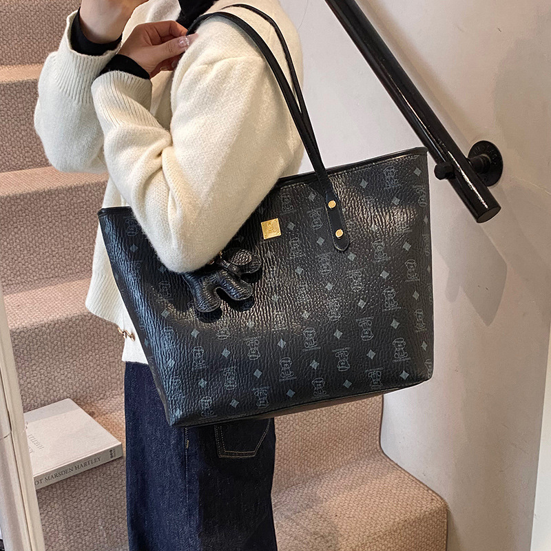 2024 New Fashion Large Capacity Niche Design Tote Bag Stylish Shoulder Bag Retro Trendy Handbag Luxury Bag Designer Free Shipping For Women