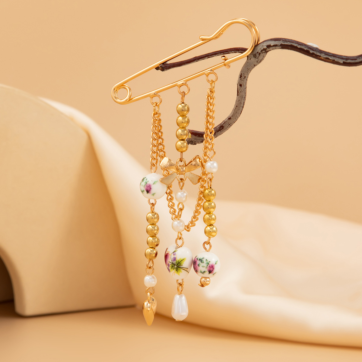 New Arrival European American Style Dopamine Inspired Heart shaped Alloy Brooches Sweet Bowknot Bead strung Pins for a Stylish Touch