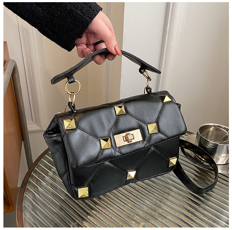 2024 Women's Bag With Rivet Lock Fashionable Soft Surface Embroidered Quilted Single Shoulder Crossbody Bag Luxury Bag Designer Free Shipping Ver