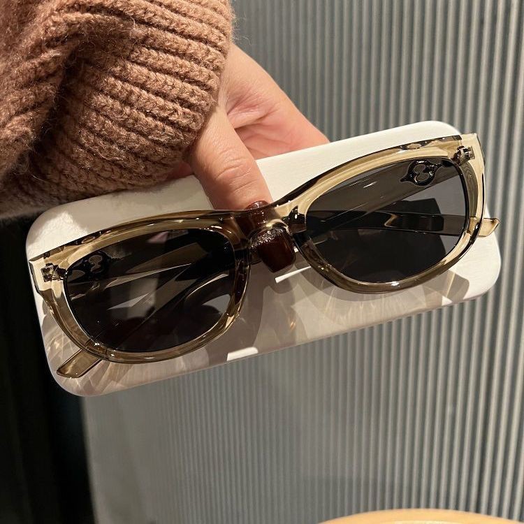 New Arrival Stylish and Versatile Olive Green Cat Eye Sunglasses for Women Slim Face Look Styling Street shooting Sun Protection