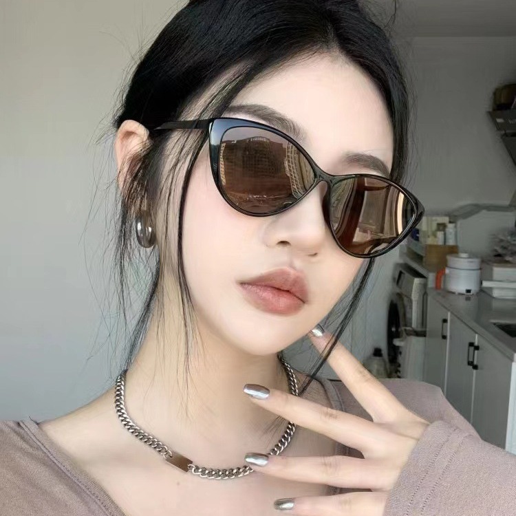 New Arrival Stylish and Versatile Korean Inspired Ultra Light Cat Eye Sunglasses for Trendy and Slim Looking Ladies