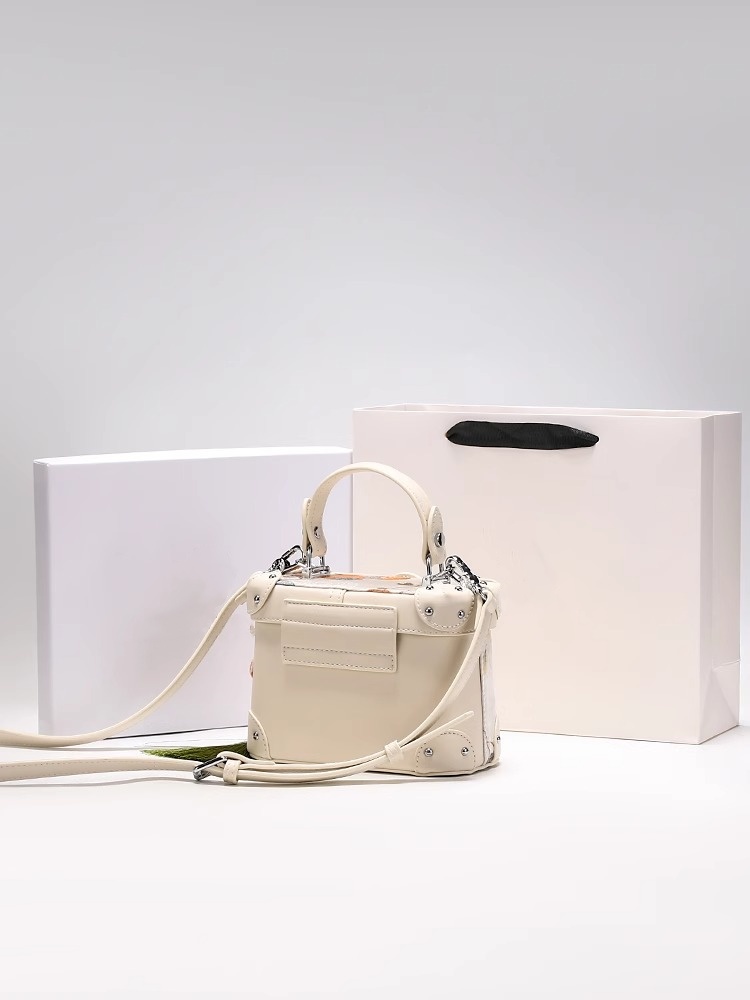 2025 Exquisite Handbag with Unique Pattern and a Green Tassel Charm for Daily Outings and Social Events