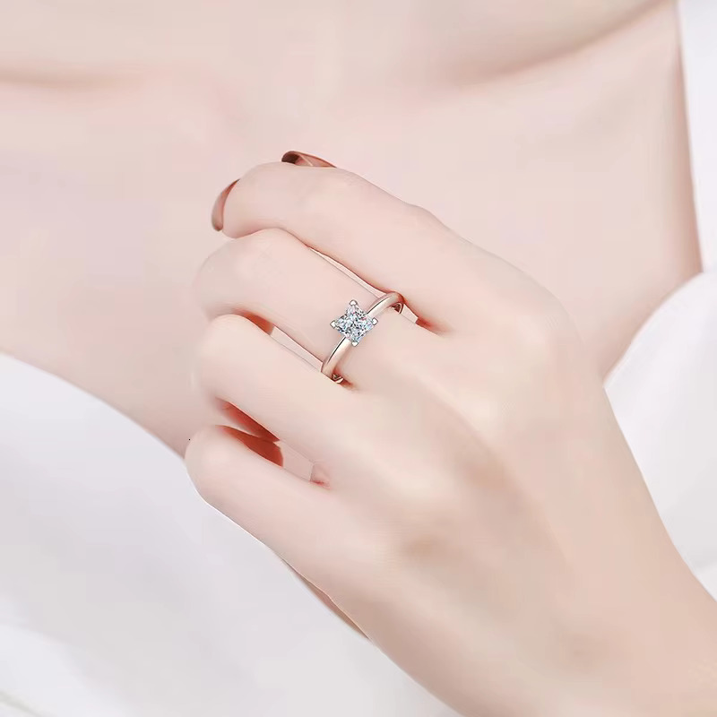 S Sterg Sier Princess square Dia with D-color VVS Moissanite Fashionable Light Wedding Ring