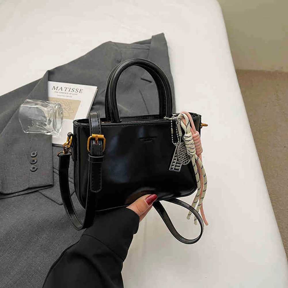 Luxury Bury Handbags for Wen 2025 New Designer Lady Top-handle Single Shoder Bags with Pendant Versatile Crossbody Pack Z250318