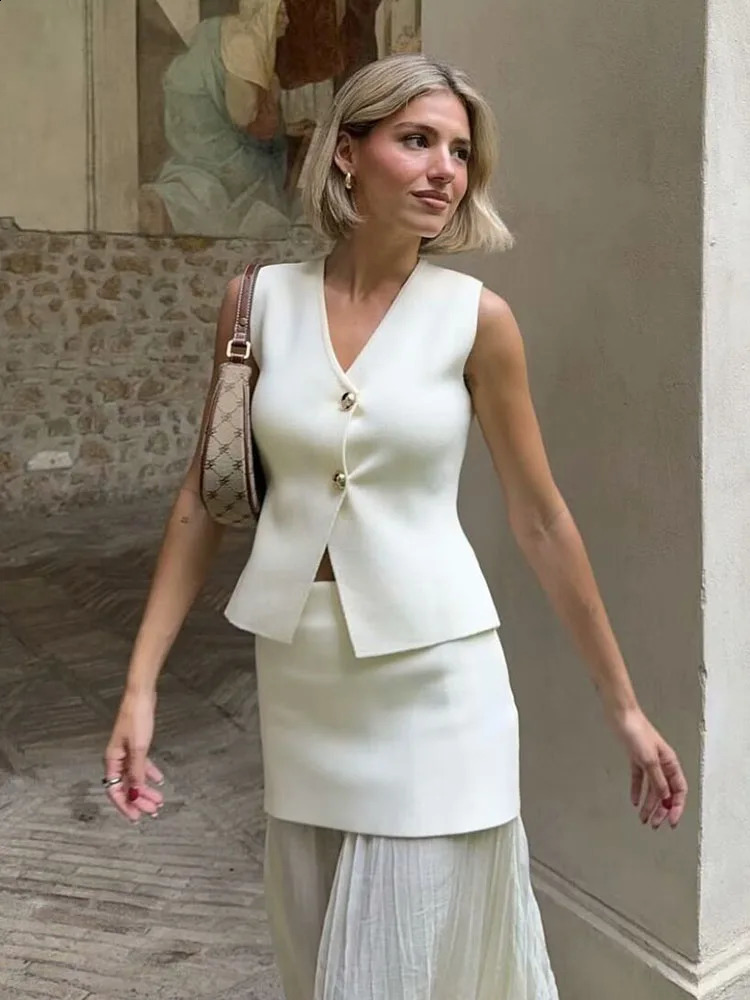 Solid Knitted Short Woman Tank Top High Street V-neck Sleeveless Front Button Versatile Female chic vest 2024 Fashion Tops 250226